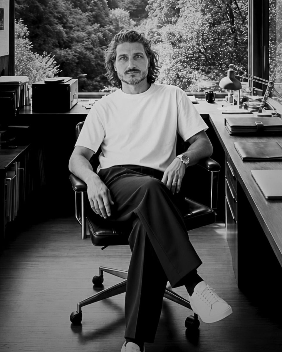 Brice Battung, assis dans un bureau devant une fenêtre, portrait en noir et blanc